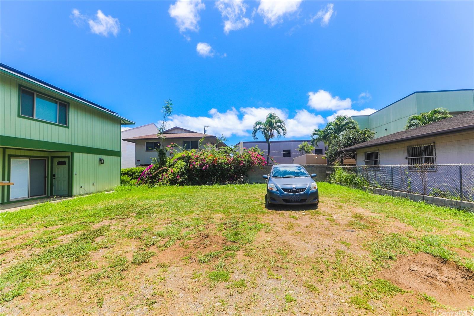 1031 Morris Lane Honolulu, HI 96817 - Photo 8 of 10 a front view of a house with garden