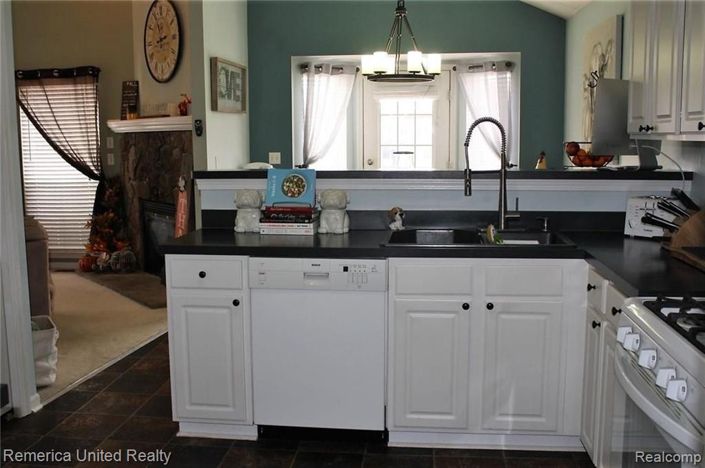 49068 Hawksburry Road, Unit 111 Canton, MI 48188 - Photo 19 of 45