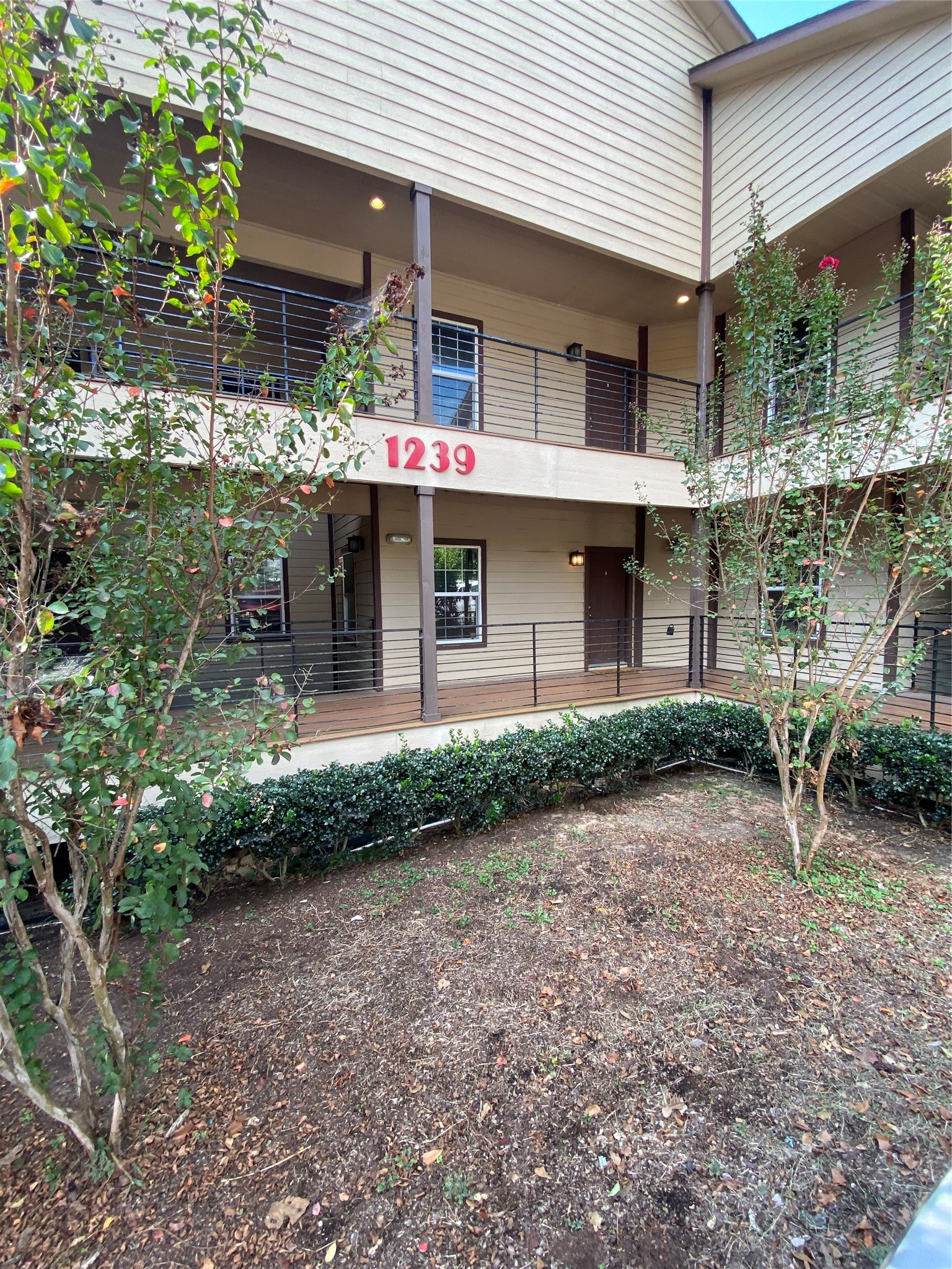 1239 20th Street, Unit B Huntsville, TX 77340 - Photo 4 of 17 a front view of a house with garden