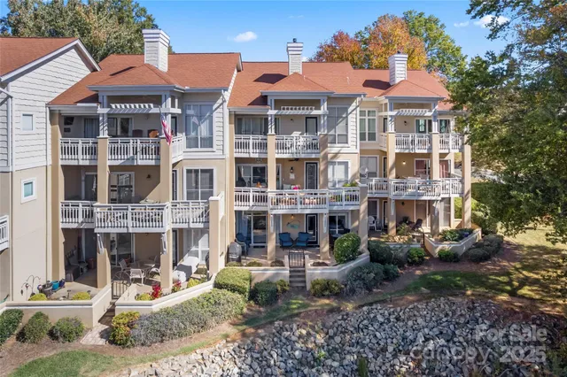 $420,000 | 18009 Kings Point Drive, Unit M, Cornelius, NC 28031
