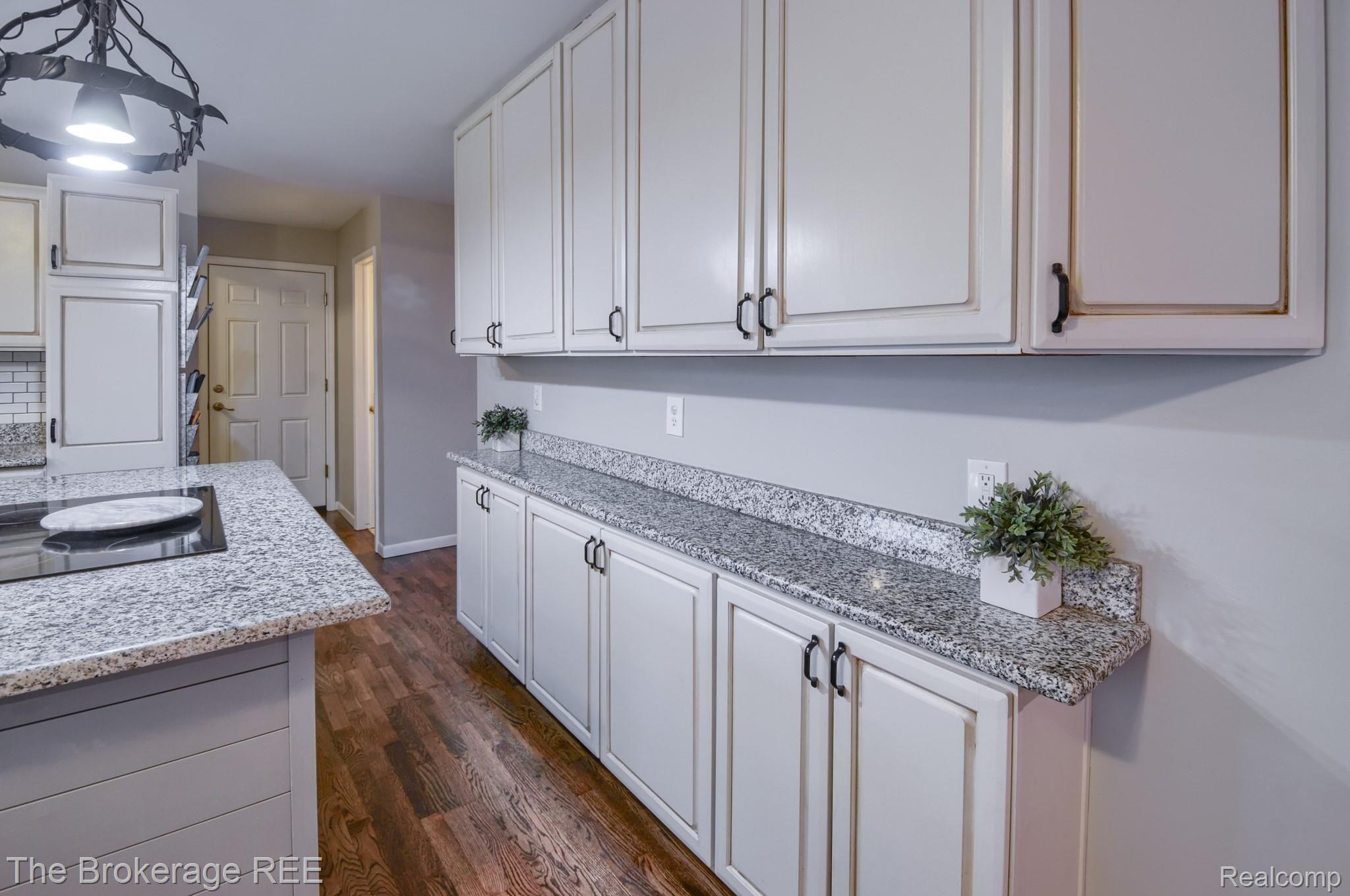 6121 Kings Shire Road Grand Blanc, MI 48439 - Photo 12 of 42 SD3_5285-HDR(5).jpg
