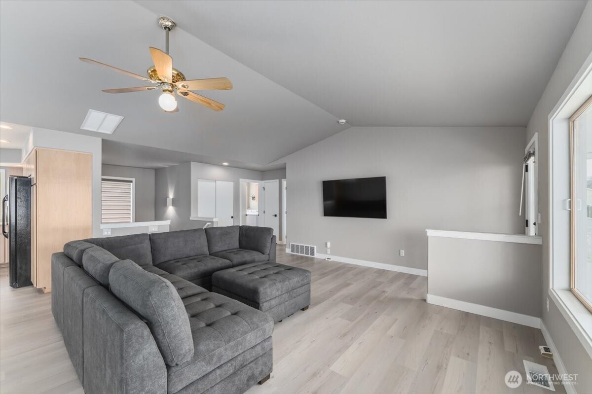 1496 South Lakeshore Road Chelan, WA 98816 - Photo 10 of 40