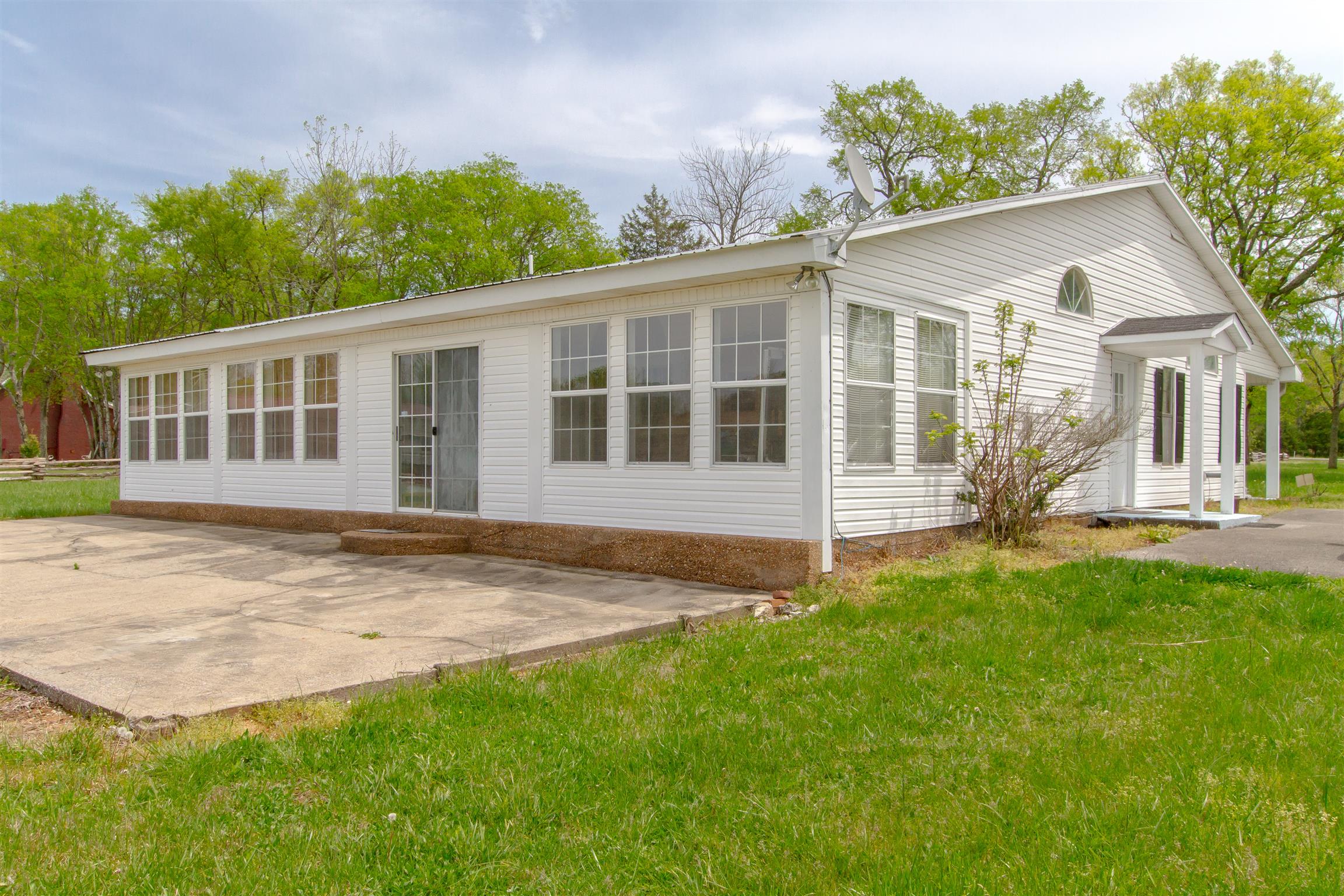 2284 Murray-Kittrell Road Readyville, TN 37149 - Photo 6 of 30 Sunroom and large back patio
