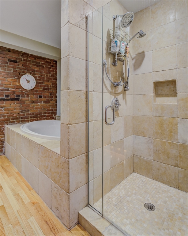 231 Main Street, Unit 3R Northampton, MA 01060 - Photo 20 of 23 a bathroom with a shower