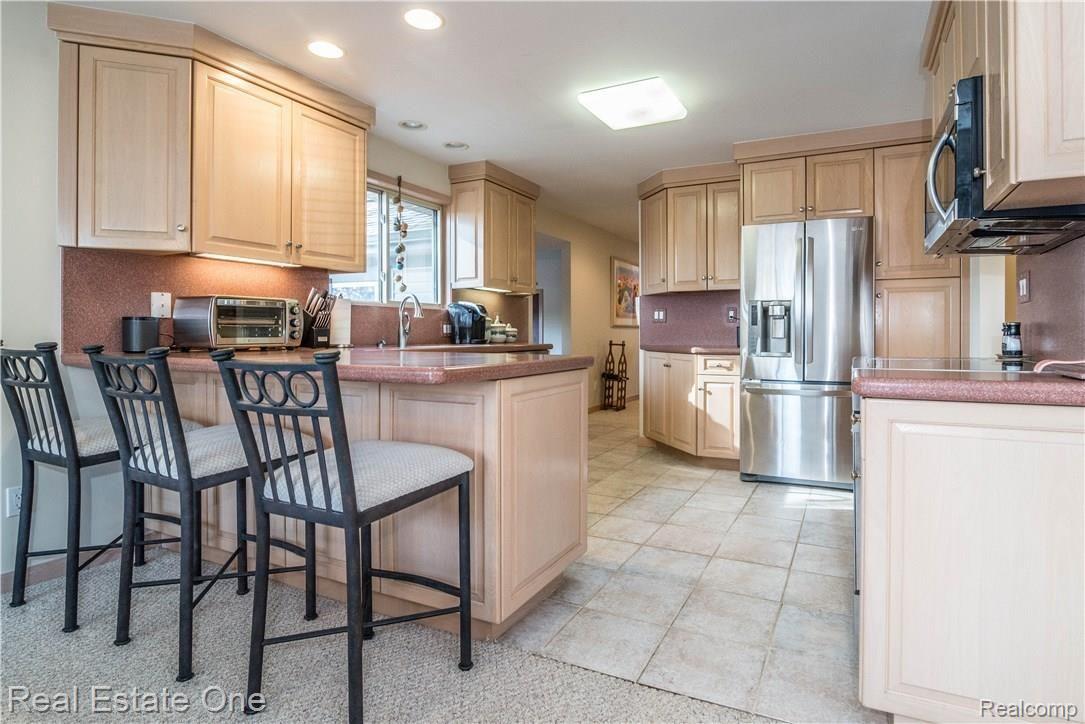 8519 Tindall Road Davisburg, MI 48350 - Photo 10 of 41 This large kitchen will delight any chef!