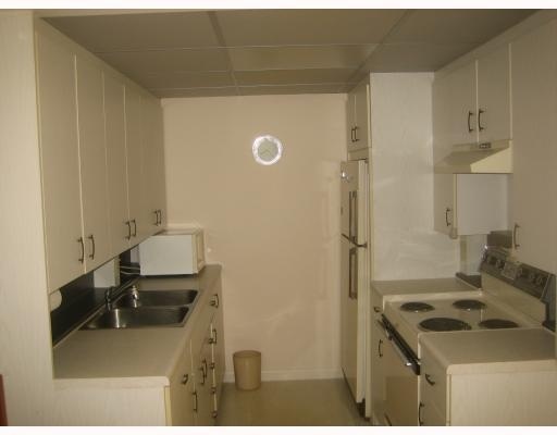 2093 Wolverton East, Unit 2093 Boca Raton, FL 33434 - Photo 6 of 11 Kitchen