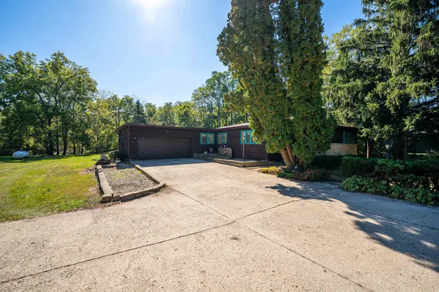 $290,000 | 15361 South Bluff Road, South Beloit, IL 61080