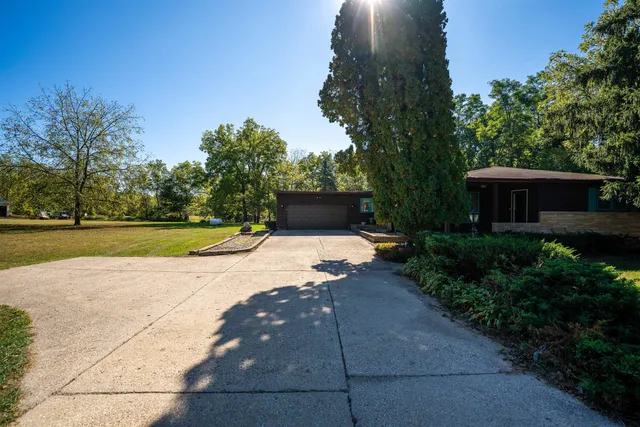 a view of a house with backyard and garden
