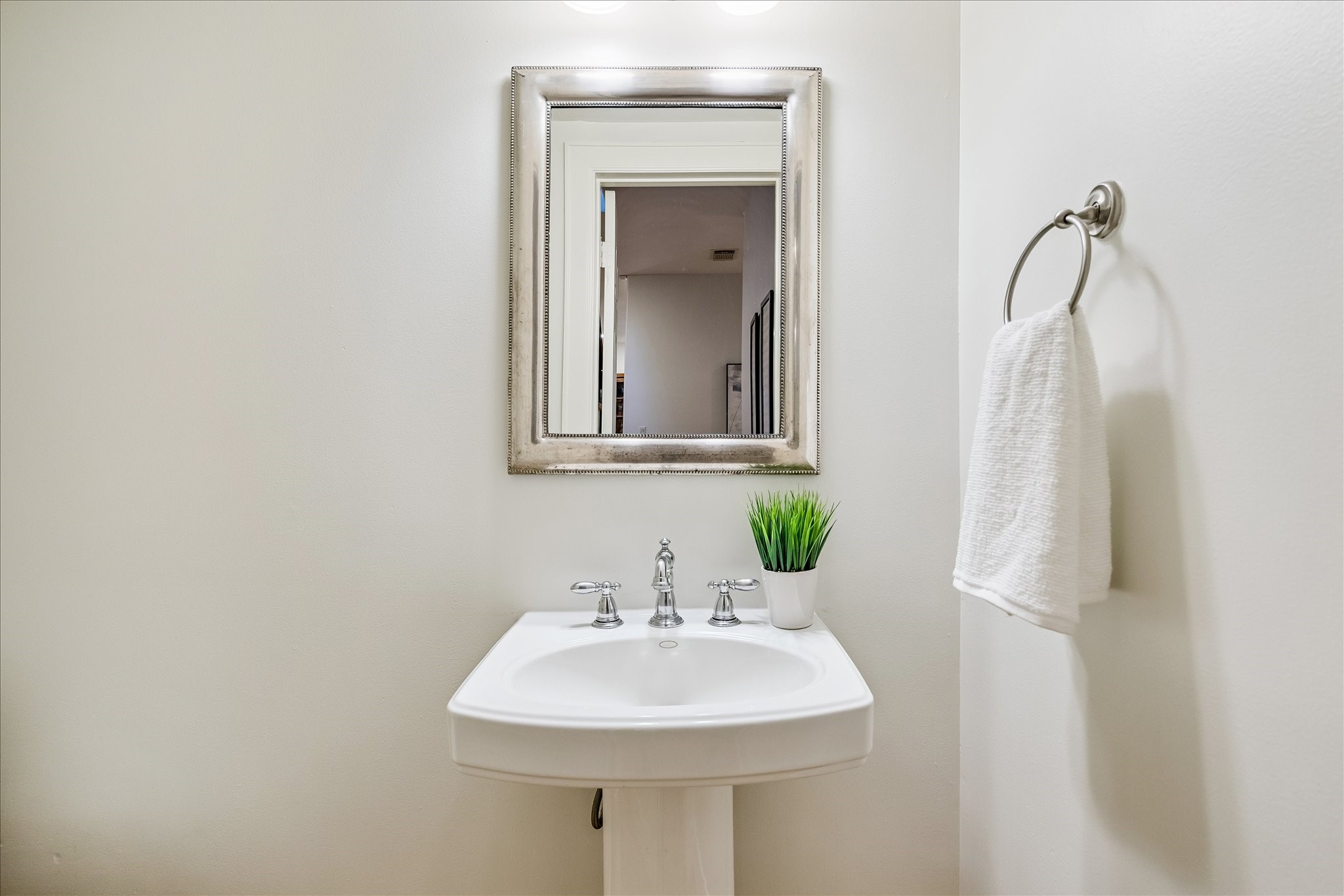 4010 Milton Street Houston, TX 77005 - Photo 19 of 49 POWDER. A centrally located powder bath provides convenience.