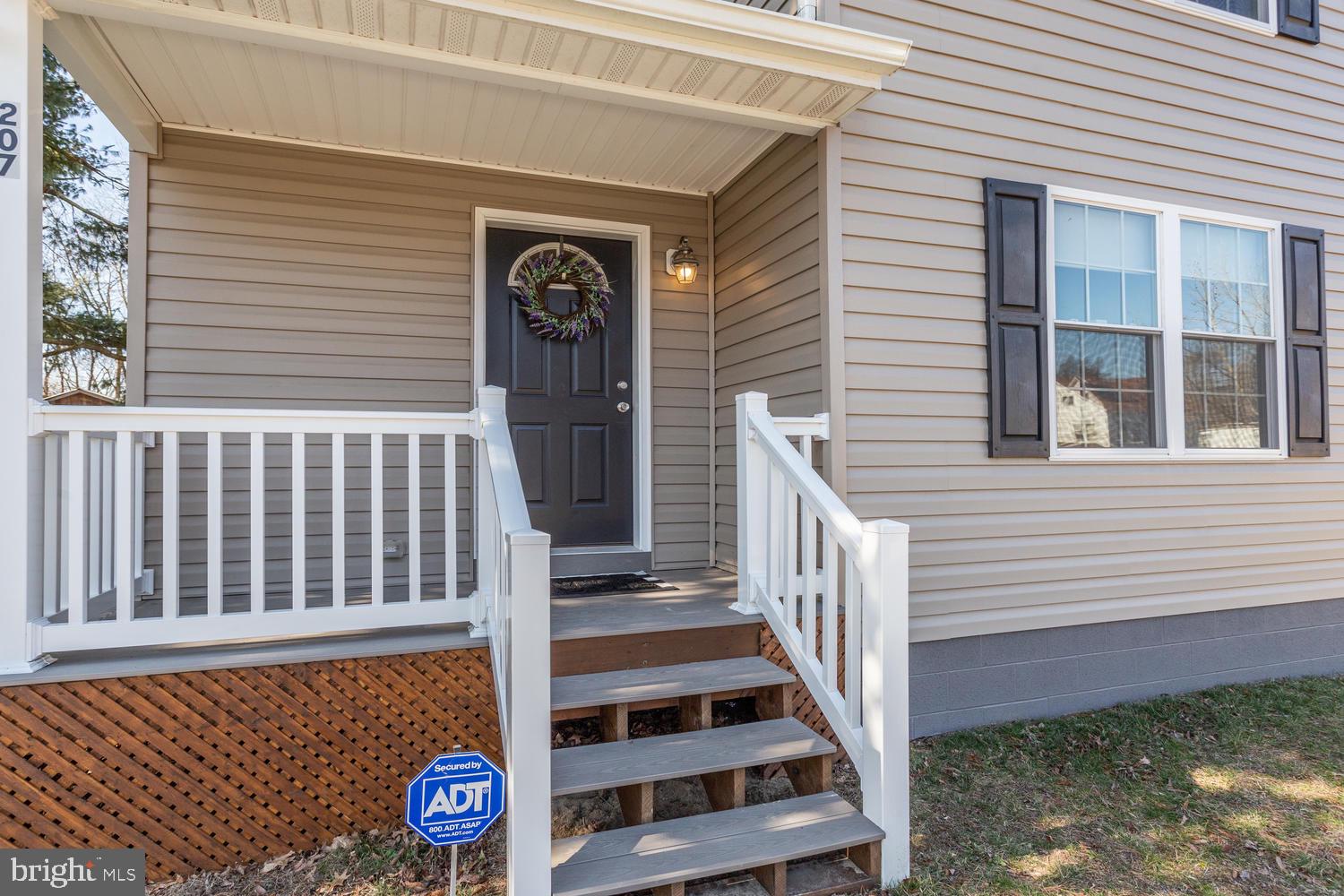 207 Park Avenue Ridgely, MD 21660 - Photo 15 of 28 Front porch mae with trex decking
