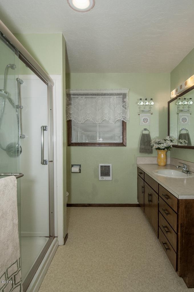 316 Old River Road Northeast Siletz, OR 97380 - Photo 27 of 37 Guest Bath - View 1 (680x1024)