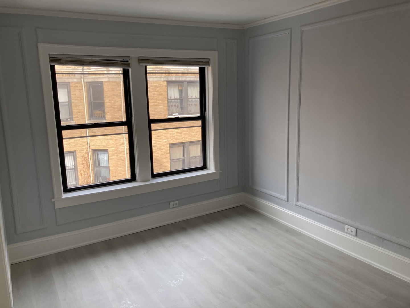 7325 North Honore Street, Unit 3B Chicago, IL 60626 - Photo 4 of 10 a view of an empty room with a window
