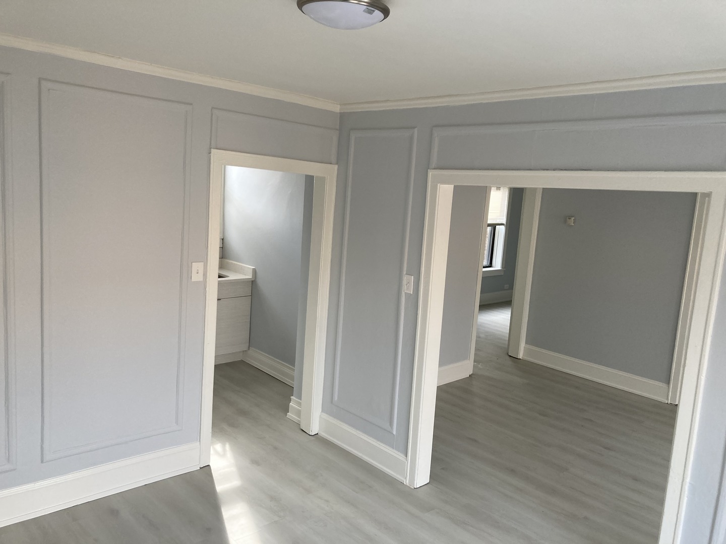 7325 North Honore Street, Unit 3B Chicago, IL 60626 - Photo 5 of 10 a view of entryway with wooden floor