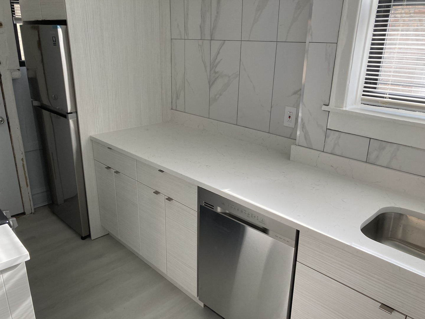 7325 North Honore Street, Unit 3B Chicago, IL 60626 - Photo 8 of 10 a kitchen with stainless steel appliances a refrigerator and a sink