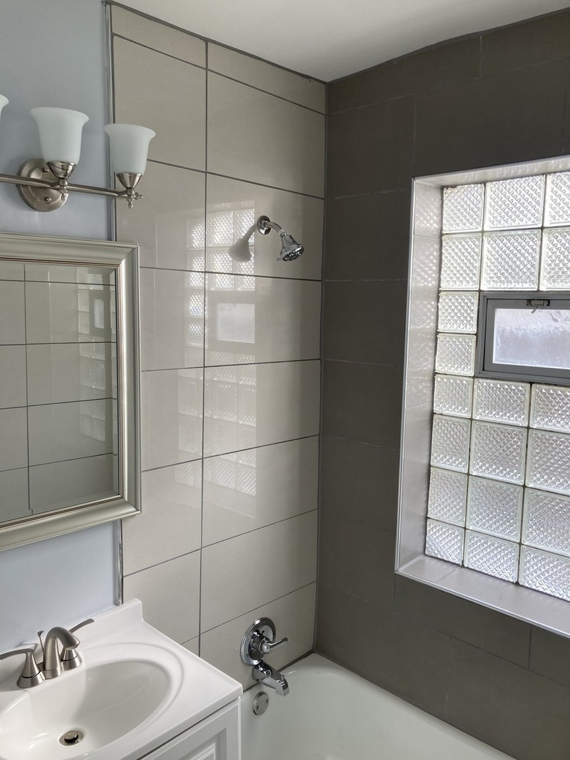 7325 North Honore Street, Unit 3B Chicago, IL 60626 - Photo 9 of 10 a bathroom with a sink and a shower