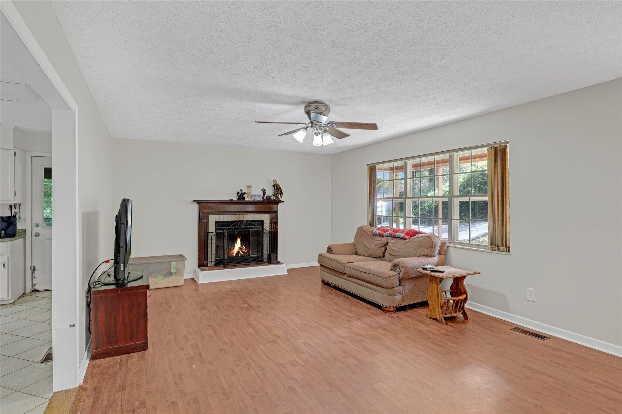 111 Wood Ridge Lane Oak Ridge, TN 37830 - Photo 3 of 27 Gallery Image 3