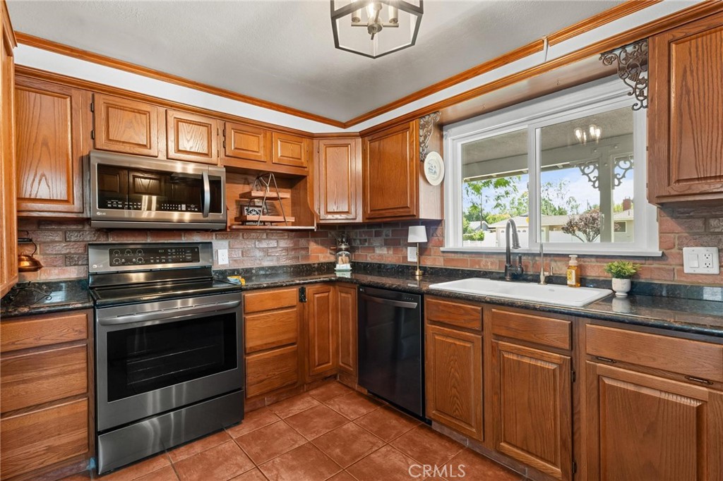 5545 Tower Riverside, CA 92506 - Photo 15 of 70