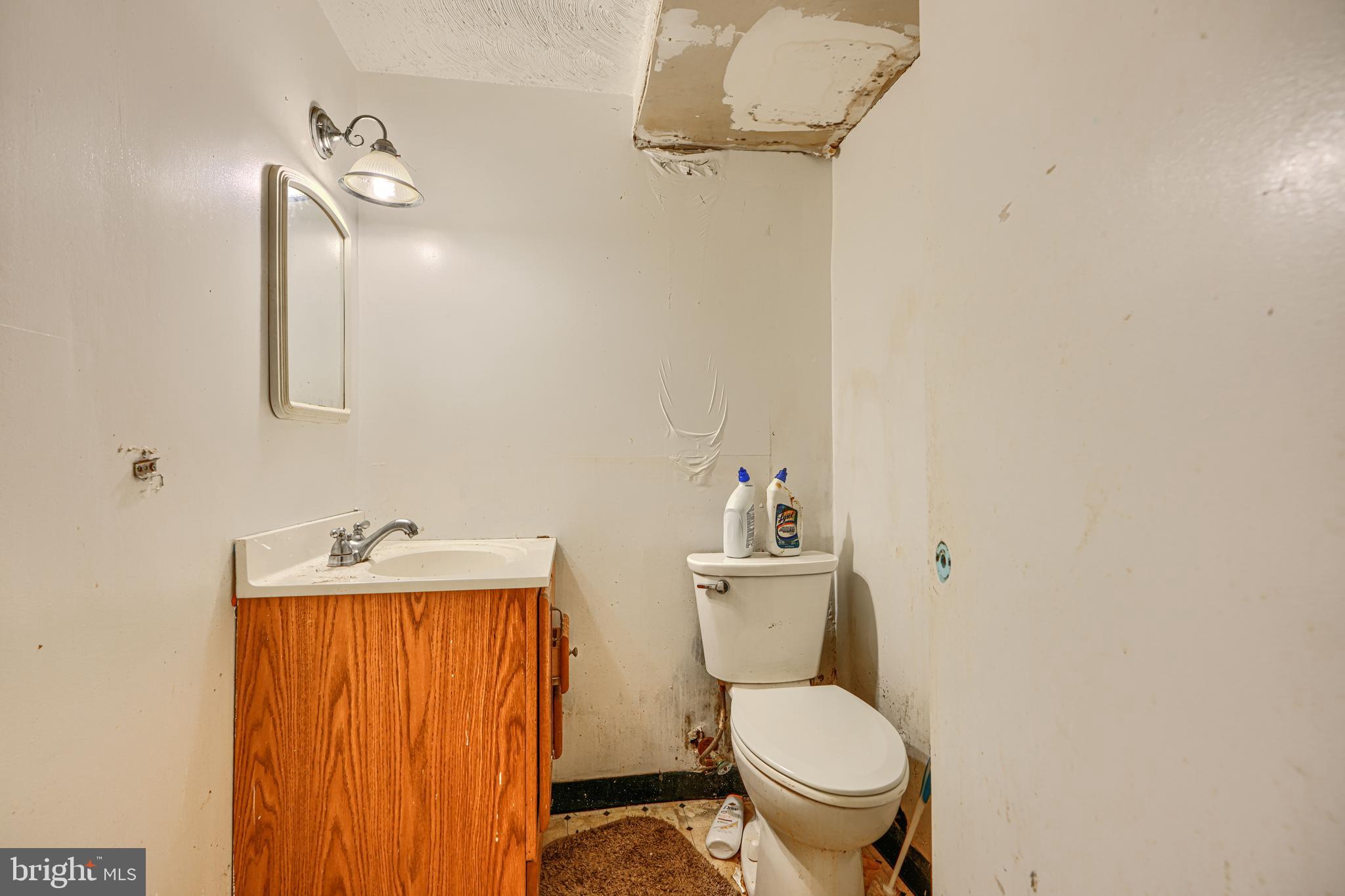 6908 Drylog Street Capitol Heights, MD 20743 - Photo 18 of 38 a bathroom with a toilet sink and mirror
