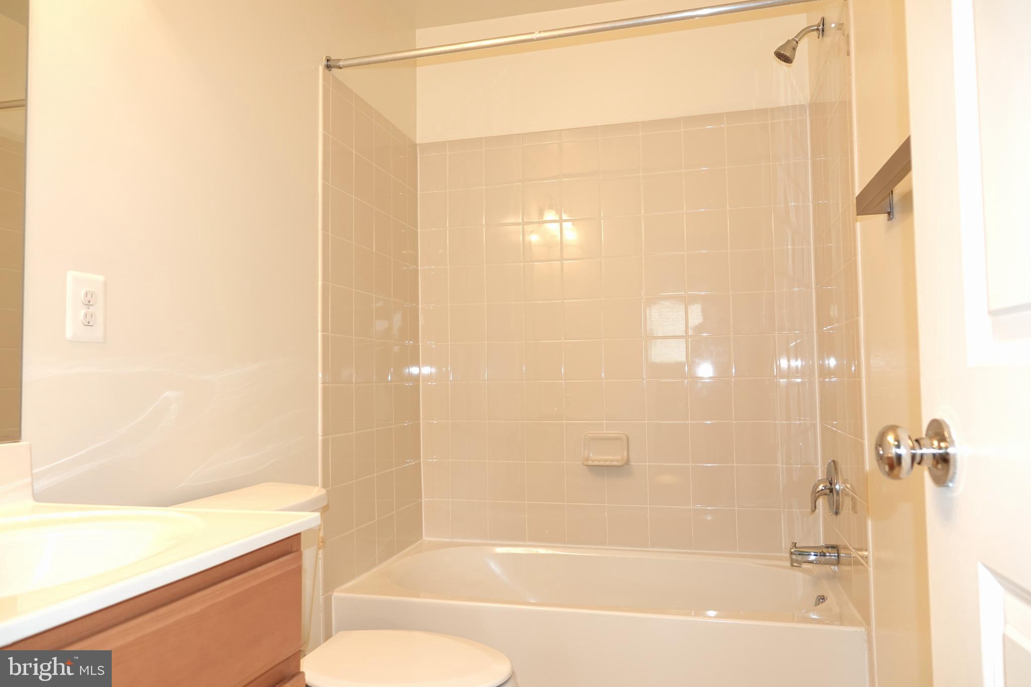 110 Strummer Lane Gaithersburg, MD 20878 - Photo 16 of 22 a bathroom with a bathtub and a shower