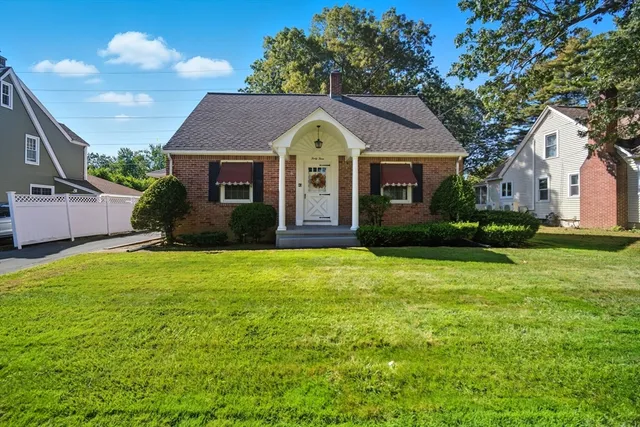 a view of a house with backyard and garden