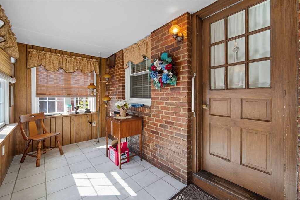 43 Greenleaf Avenue West Springfield, MA 01089 - Photo 5 of 37 a living room with furniture and flowers