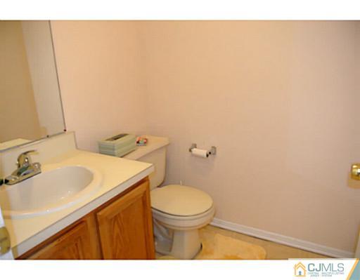 28 Sycamore Road Middlesex, NJ 08846 - Photo 5 of 15 Gallery Image 5