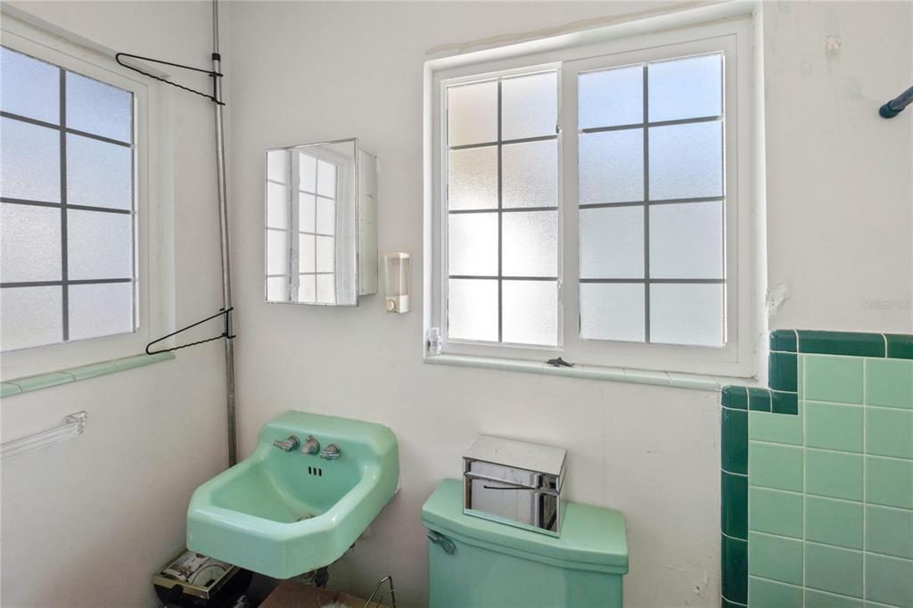 820 3rd Avenue Southwest Largo, FL 33770 - Photo 16 of 25 a bathroom with a sink and a window