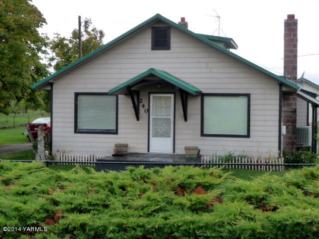 240 Elliott Road Cowiche, WA 98923 - Photo 40 of 50 a front view of a house with a yard