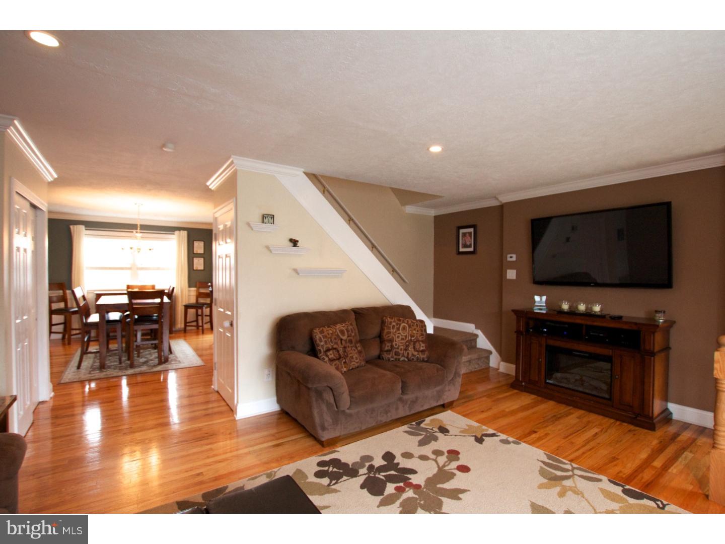 12333 Wyndom Road Philadelphia, PA 19154 - Photo 2 of 21 Living Room