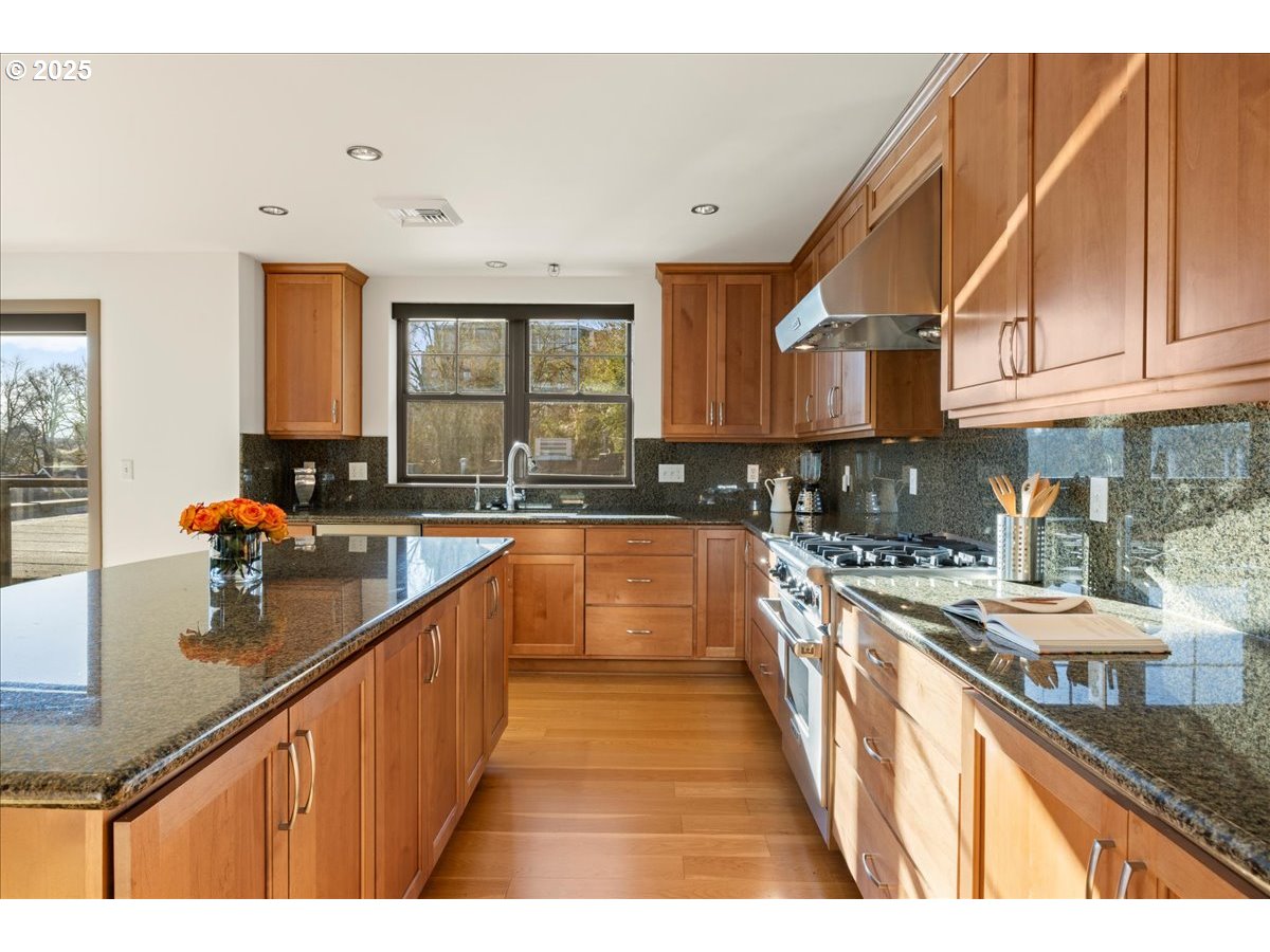 2436 Northwest Westover Road, Unit 400 Portland, OR 97210 - Photo 6 of 32 Gallery Image 6