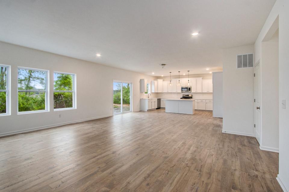 6281 Comiskey Road Stevensville, MI 49127 - Photo 2 of 44 1-APP052-E2700-Great Room1
