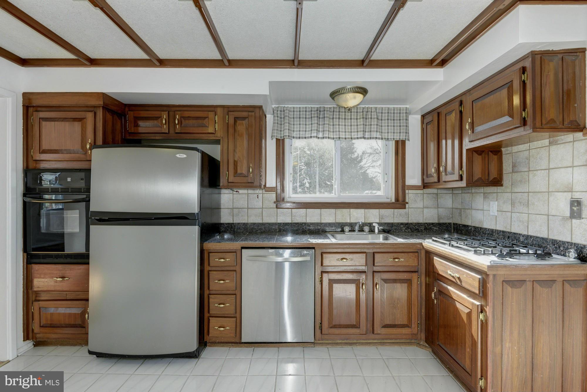 905 Arran Road Baltimore, MD 21239 - Photo 14 of 30 Kitchen with space for a table