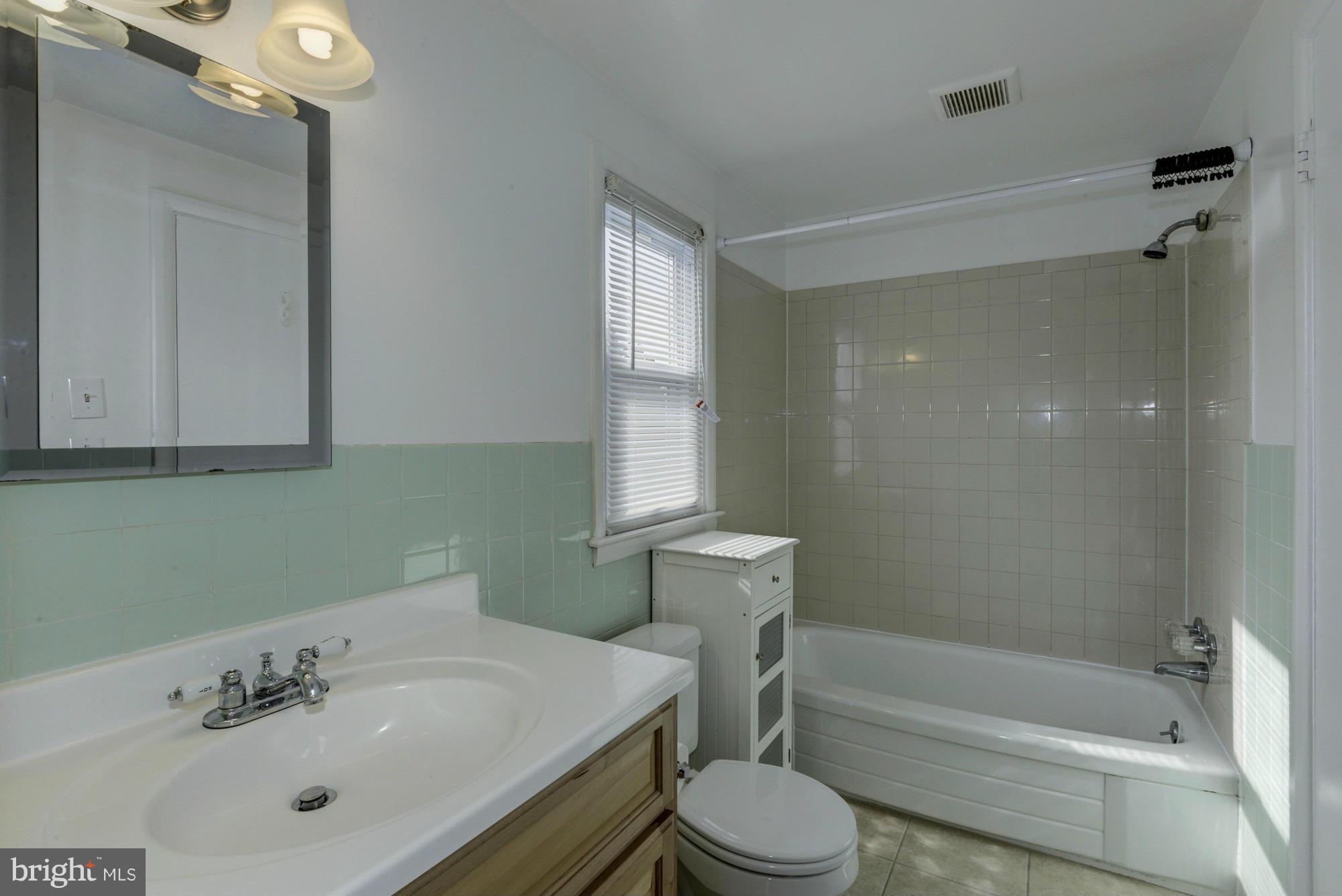 905 Arran Road Baltimore, MD 21239 - Photo 21 of 30 Hall bath