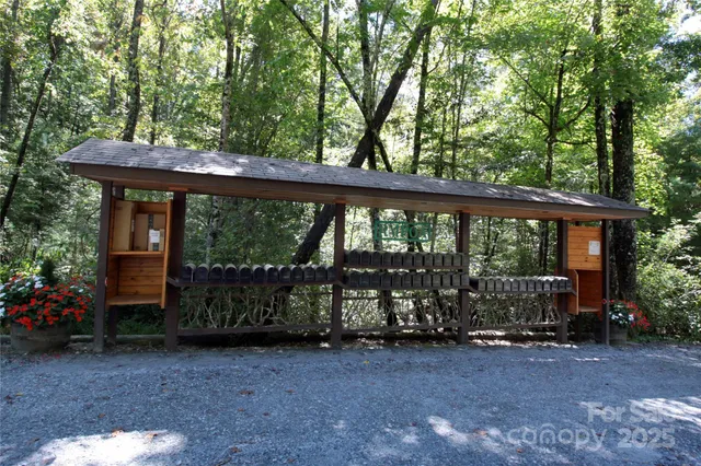 a view of a house with backyard and garden
