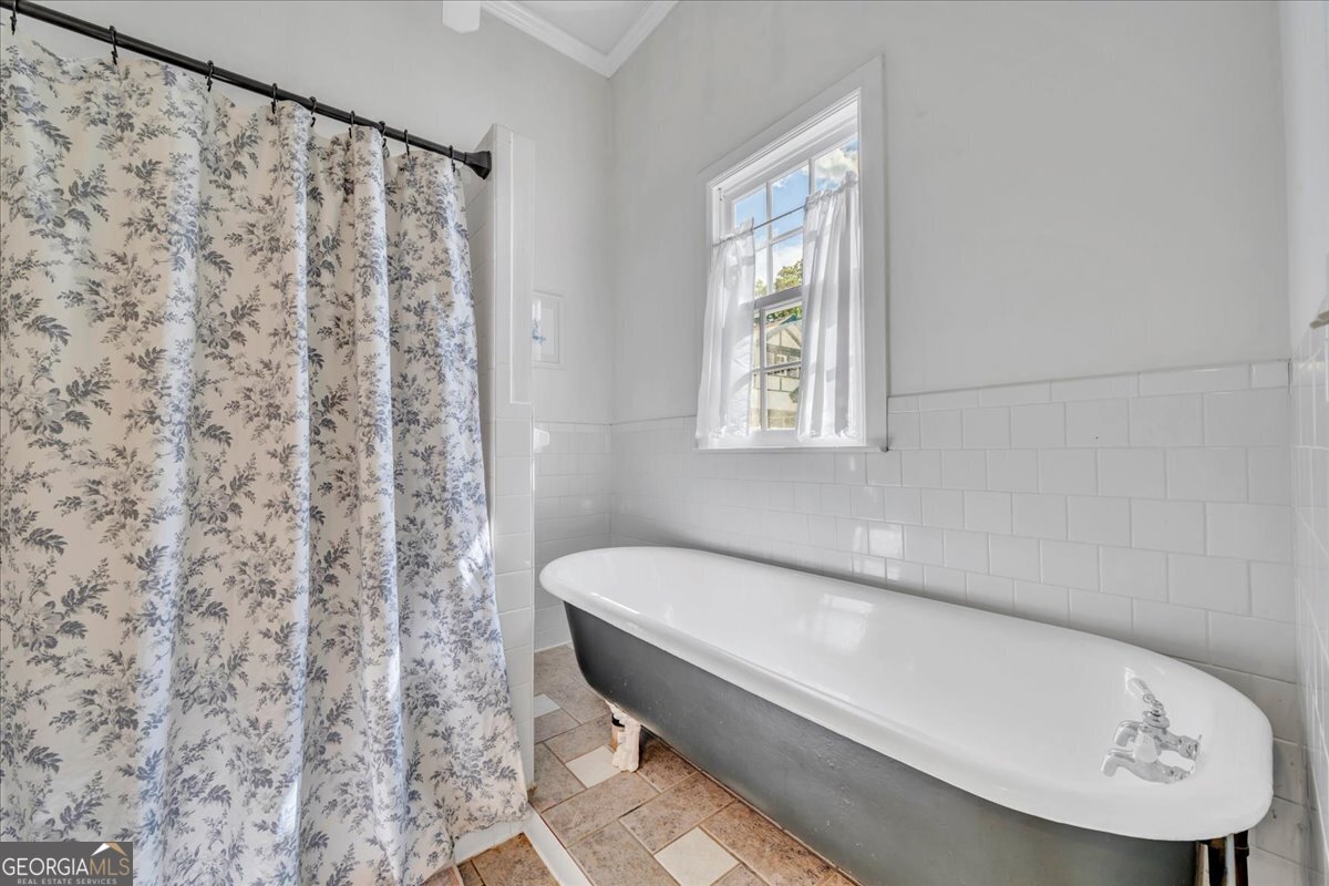 712 Stonewall Street Dublin, GA 31021 - Photo 24 of 65 a bathroom with a bathtub and a shower