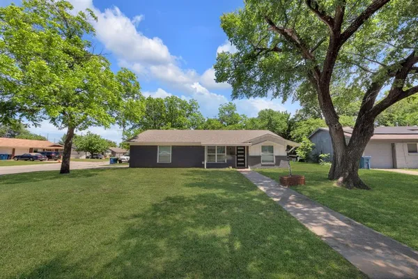 $370,000 | 821 Lovers Lane, Grapevine, TX 76051