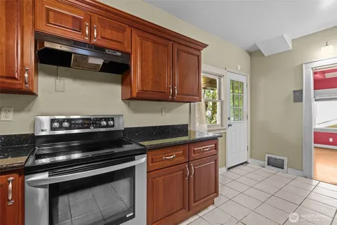 $945,000 | 2010 Northeast 54th Street, Seattle, WA 98105
