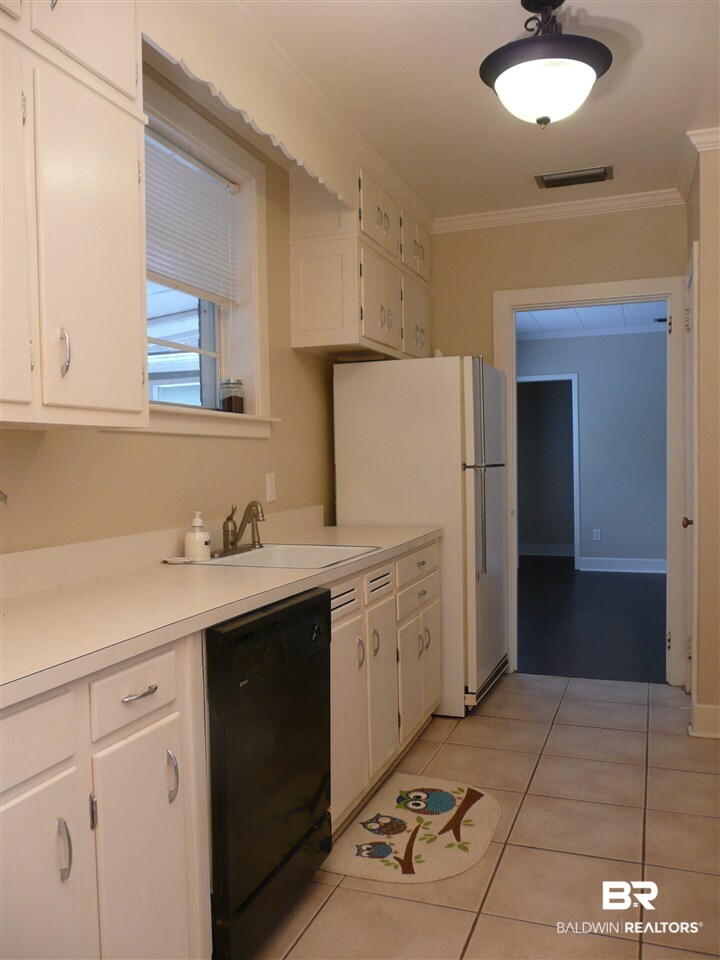 311 Dawn Place Mobile, AL 36609 - Photo 8 of 35 Kitchen