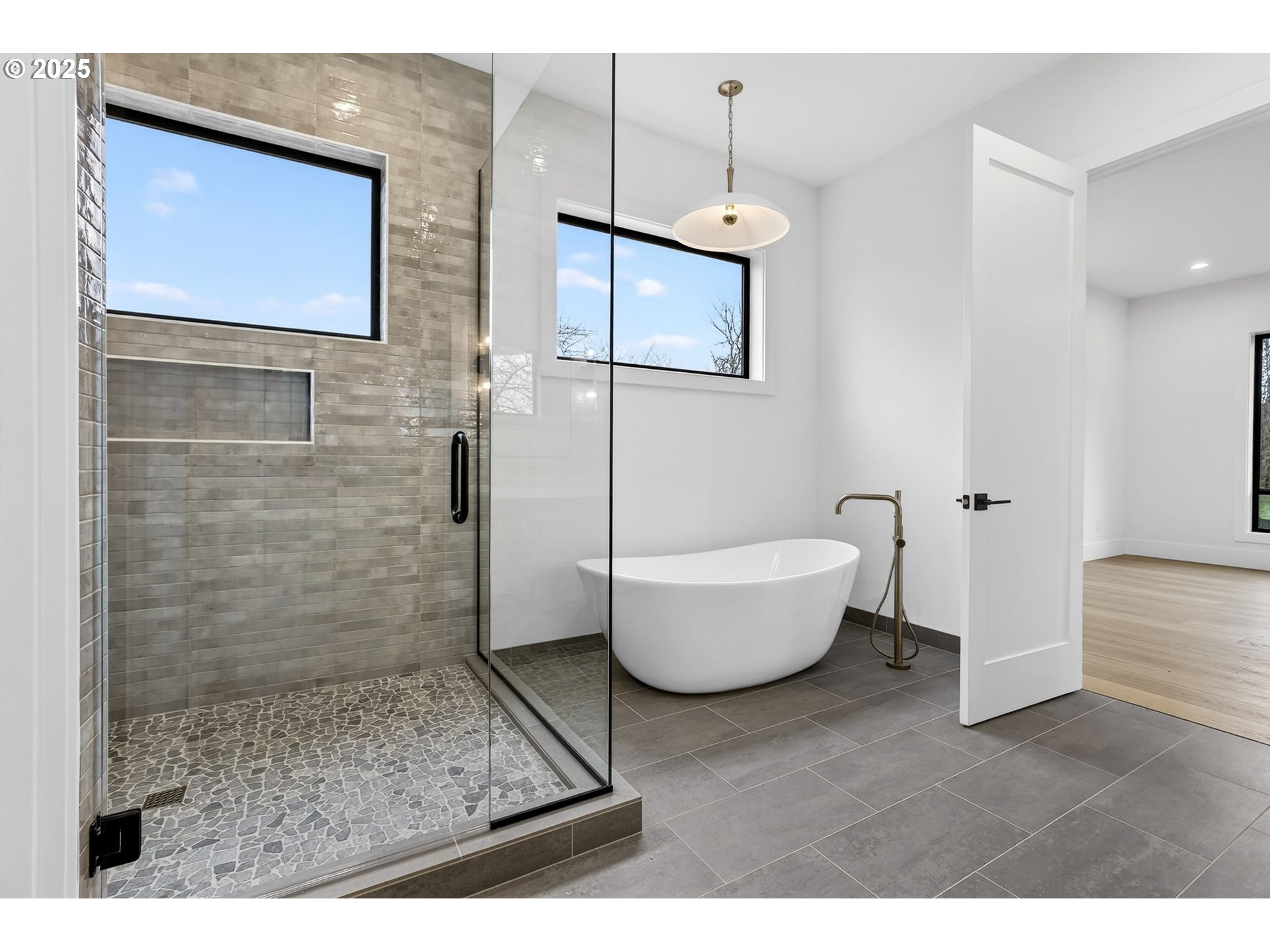 23322 Southeast Bohna Park Road Damascus, OR 97089 - Photo 25 of 40 a living room with a couch and a potted plant