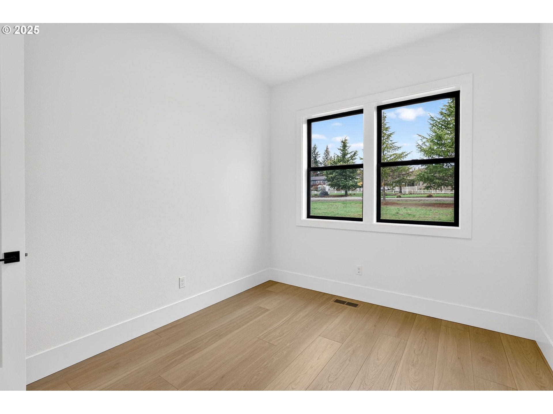 23322 Southeast Bohna Park Road Damascus, OR 97089 - Photo 35 of 40 an empty room with window
