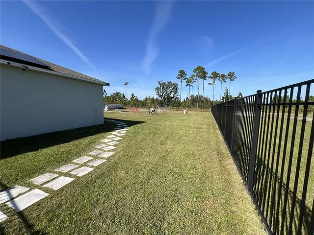 a view of a house with backyard