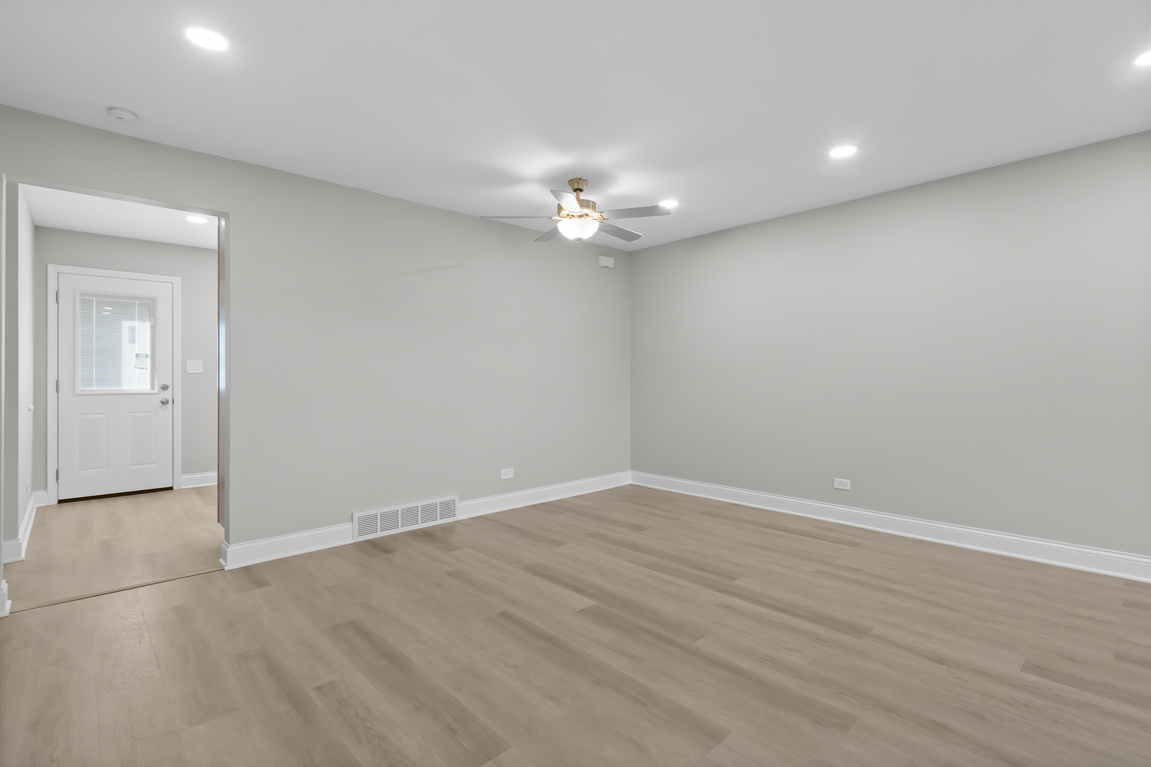 310 South Maple Street Mount Prospect, IL 60056 - Photo 4 of 19 Gallery Image 4