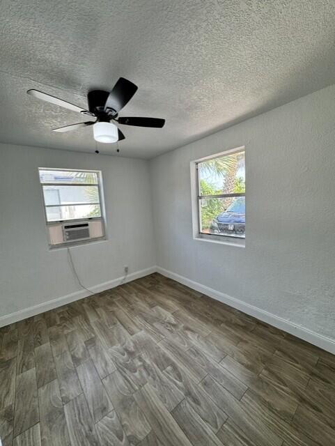 554 West 1st Street Riviera Beach, FL 33404 - Photo 5 of 11 1c7a1a25-2d8d-4bdf-b134-e3fc820e9d25