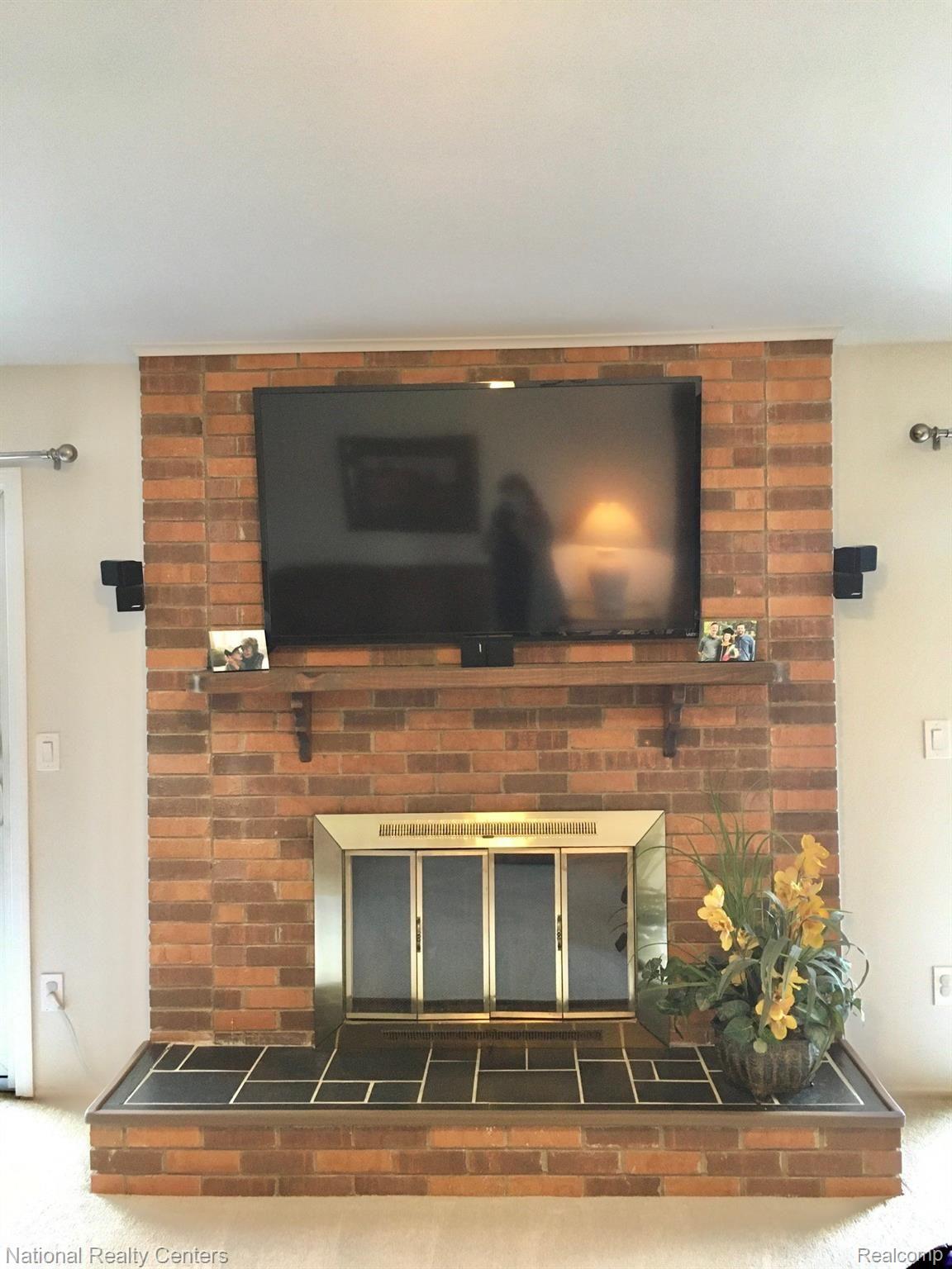 460 Coldiron Drive Rochester, MI 48307 - Photo 15 of 44 Gas Fireplace