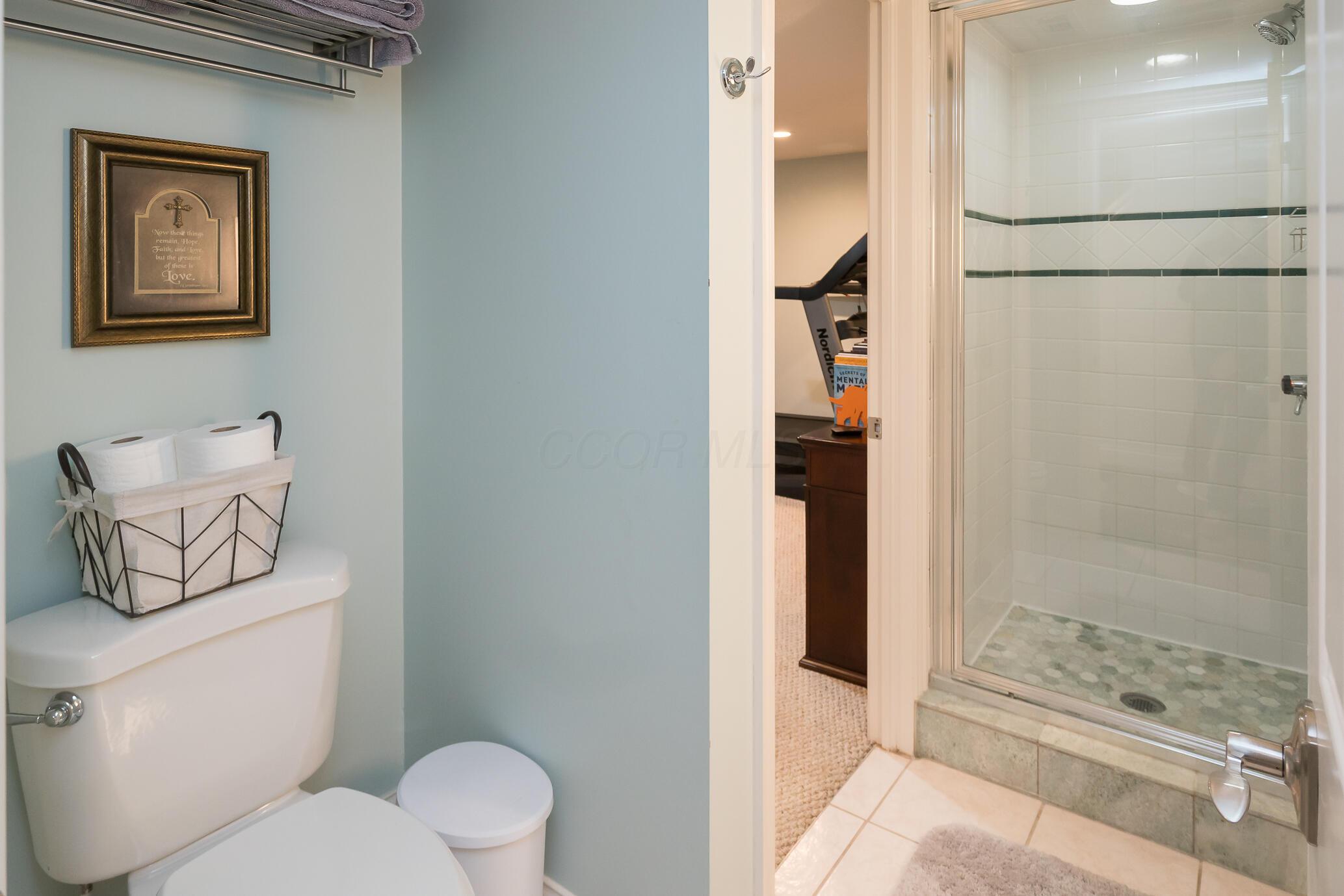 459 Tibet Road Columbus, OH 43202 - Photo 34 of 42 Full bath view 1