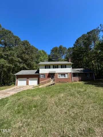 a view of a house with a backyard