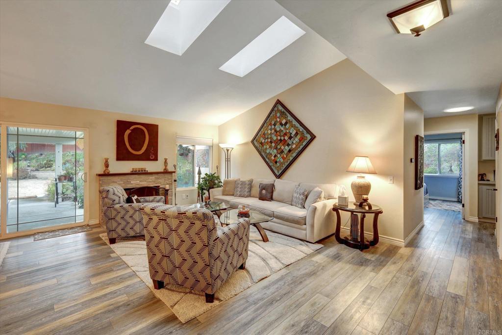 4560 Stratford Circle Oceanside, CA 92056 - Photo 3 of 33