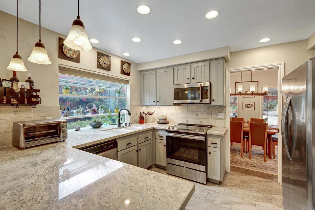 4560 Stratford Circle Oceanside, CA 92056 - Photo 6 of 33