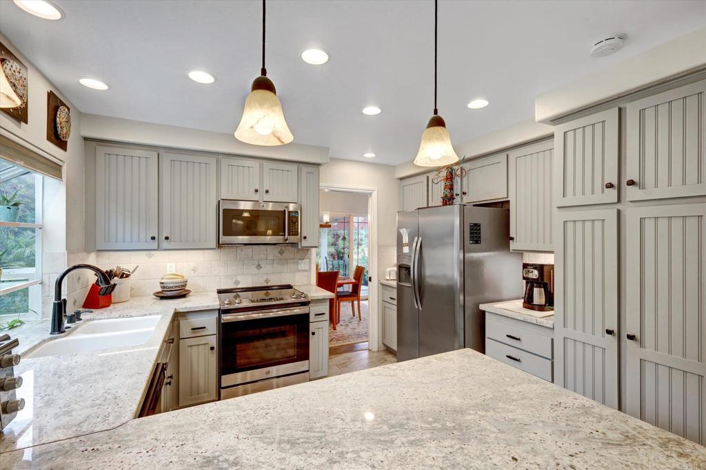 4560 Stratford Circle Oceanside, CA 92056 - Photo 7 of 33