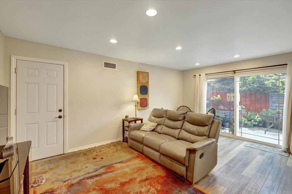 4560 Stratford Circle Oceanside, CA 92056 - Photo 9 of 33